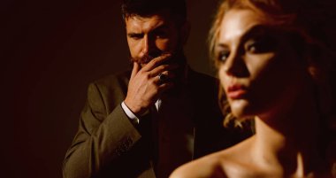 Kız arkadaşım bir randevu alarak. Sakallı adam ve ilk tarihte seksi kadın. Birkaç erkek ve kadın tarihi Sevgililer günü. İki aşık. Sevgililer günün kutlu olsun. Onu çok seviyorum. Aşk dökme