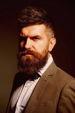 Kişisel bir kuaför var. İş aşınmaya uzun sakallı adam. Her zamanki gibi iş. Erkek moda. Kuaför dükkanı sakallı adam. Bu moda için iş içine alamıyorum