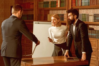 Internet kavramı. İş adamları küresel ağ bilgisayar ile web belge alış verişi için internet kullanımı. Öğrencilerin grup erişim kablosuz internet bağlantısı var. Kütüphane ücretsiz internet