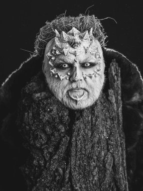 Dragon cilt ve sakallı yüzü olan adam