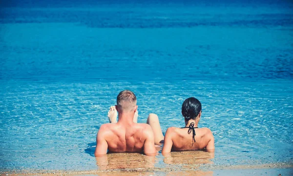 Casal encantador na praia tropical na água . — Fotografia de Stock