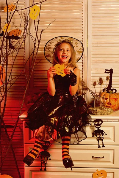Szczęśliwa dziewczynka cieszyć halloween. Mały dziewczyna nosić kostium czarownicy na halloween. I czarownica Ci happy halloween. Urzekające piękno — Zdjęcie stockowe