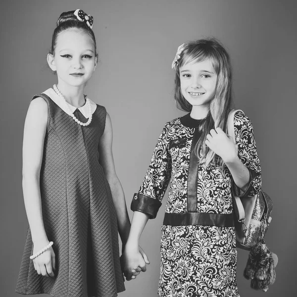 Niños niñas en vestido, familia y hermanas. Hermanas modelos de moda familiar, belleza. Moda y belleza, princesita. Amistad, mira, peluquería, boda. Niñas en vestido de moda, baile de graduación . —  Fotos de Stock