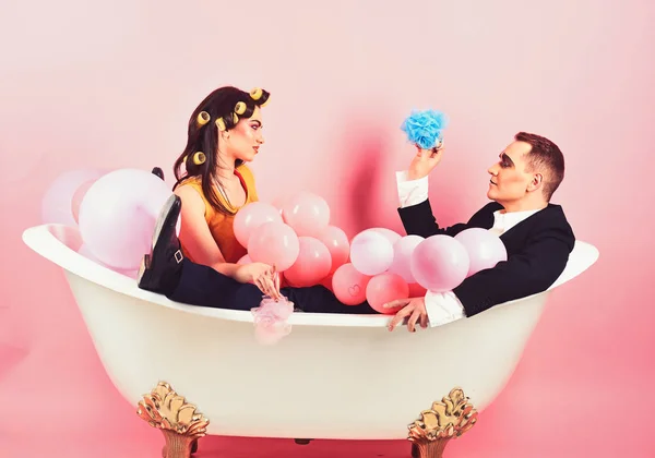 Un bon toilettage. Couple amoureux dans la baignoire. Couple de mime homme et femme sexy aiment se baigner. Jour de bain moussant. routine beauté et hygiène personnelle. routine de toilettage des cheveux. Habitudes d'hygiène des bains — Photo