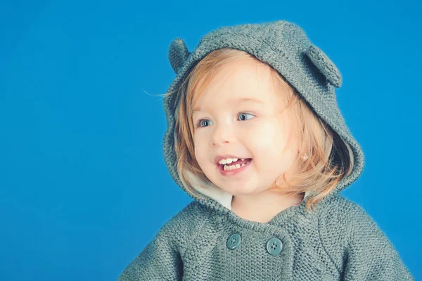 Outono e primavera criança moda. criança menina sorrindo. a divertir-se. pequena menina feliz. infância e felicidade. Rapariga atrevida. Gostando de uma grande história. espaço de cópia . — Fotografia de Stock