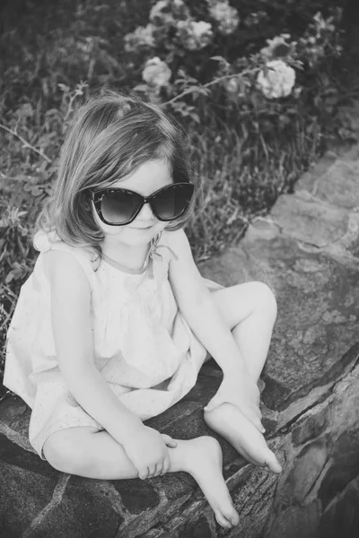 Lány visel, napszemüveget és kék ruha — Stock Fotó