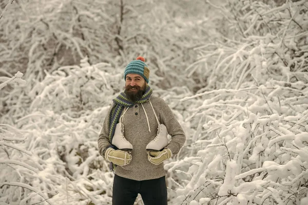 Homem de casaco térmico, barba quente no inverno . — Fotografia de Stock