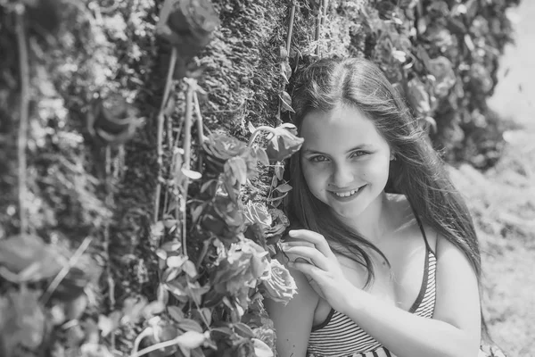 Fondo de flores con niña — Foto de Stock