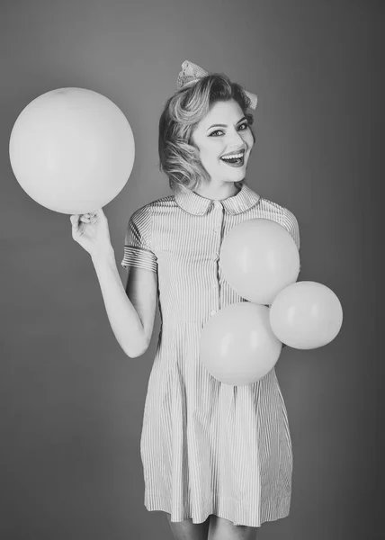 Retro vrouw met partij ballonnen, feest. — Stockfoto