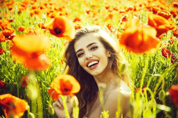 Femme Fille Souriante Heureuse Avec Longs Cheveux Bouclés Tiennent Fleur — Photo