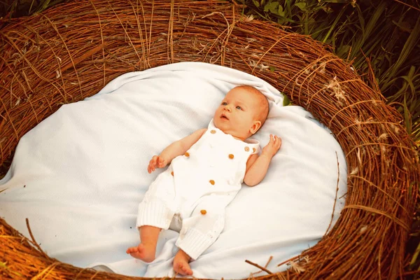 Neugeborenes im Kinderbett. Neugeborenes wach. kleines Mädchen oder kleiner Junge in der Tagespflege. Windeln hilft dem Baby beim Einschlafen. Windeln sorgt für das Wohlbefinden Ihrer Kinder — Stockfoto