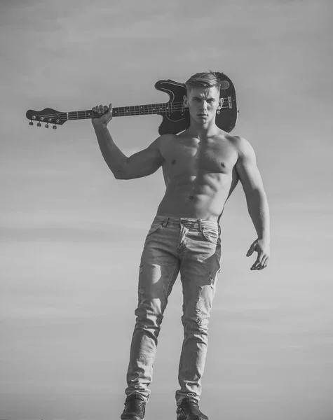 Guitarrista atleta con paquete de seis, ab en jeans al aire libre — Foto de Stock