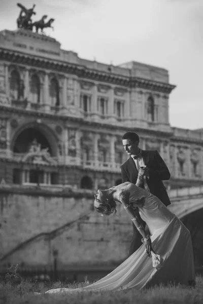Ślub pary w Corte di Cassazione Włochy Rzym — Zdjęcie stockowe