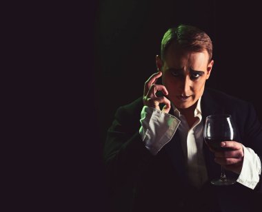 Doğaçlama. Komedyen oğlan MIME makyaj ile şarap kadehi. Dram Tiyatrosu aktör miming. Performans sanatı ve reis komedi. MIME sanatçı sahnede gerçekleştirin. Şarap, kopya alanı içme sahne aktör pandomim