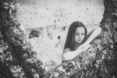 Bahar, yaz, gül Bahçe, güzel kız oyun bahçesinde