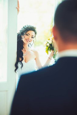 Düğün günü için adam kadın gülümseme. Mutlu gelin ve damat. Gelin makyajı ve saç modeli ile şehvetli kadın. Glamour görünüm ve güzellik moda kız. Düğün kavramı. aşk ve romantizm