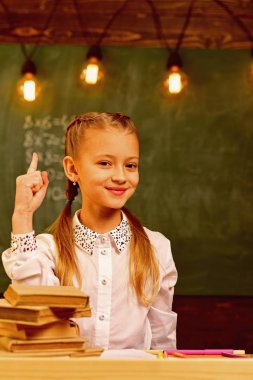 yenilik ve fikir. küçük kız yenilik ve fikir vardır. Çocuk yenilik için bir fikir. yenilik ve fikir kavramı.