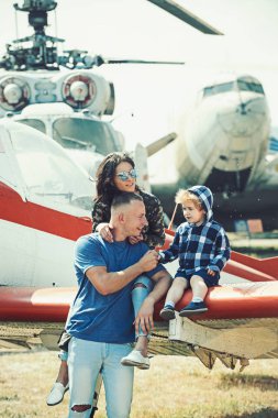 Yüksek olacak. Hava yolculuğu. Aile tatili. Tatil gezisinde çocuk çocuk aile çiftle. Anne ve baba ile oğlu, helikopter. Helikopter turu ve seyahat. Hava yoluyla ulaşım. Eğlenceli seyahat zevk