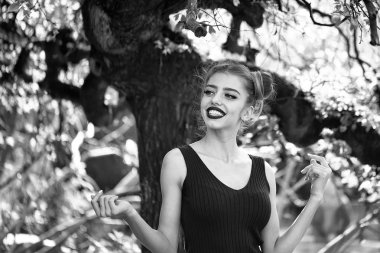 Ağaç bahar çekici kadın