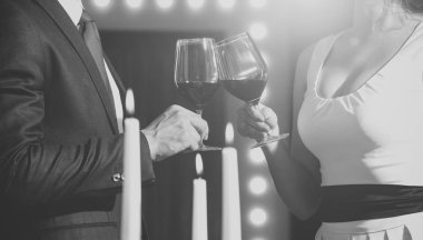 Çift kodes gözlük kırmızı şarap ile tost