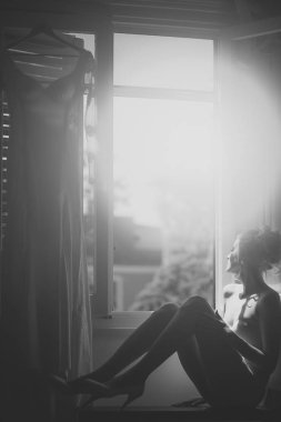 Pencere yakınındaki güzel gelin