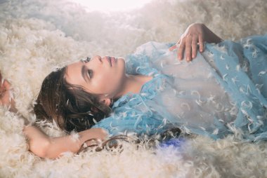 Süper hafif. Sevimli kız kuş tüyü yatak yastık ve yatak üzerinde rahatlatıcı. Uyku giyim genç kadın. Güzel kızla tüy uzun saç ipek pijama. İyi uykular pijama giymiş