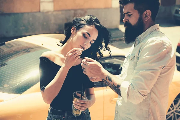 Fije la fecha muy bien. Una pareja enamorada en la calle. Una pareja romántica tiene una cita para un cóctel. Mujer linda y hombre barbudo fumar y beber al aire libre. Fumar y adicción al alcohol. Mal hábito y adicción —  Fotos de Stock