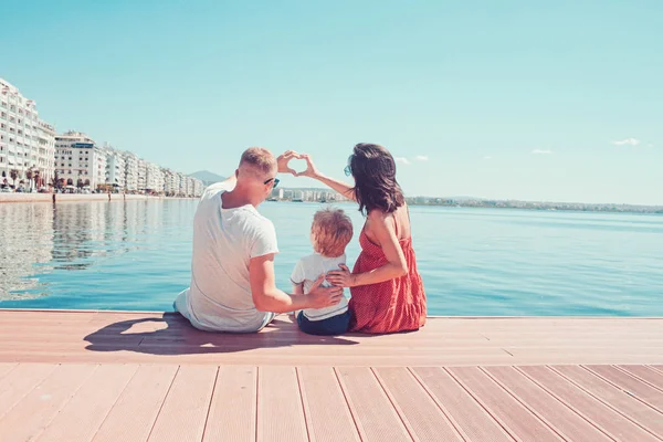 Jovem Família Feliz Rua Divertindo Amor — Fotografia de Stock