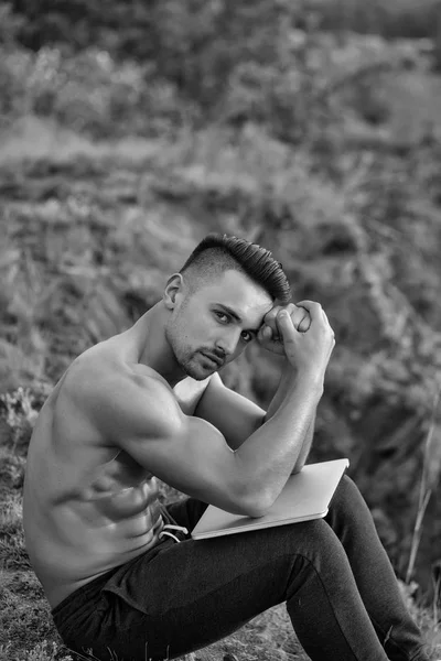 Pensive homme musculaire avec ordinateur portable en plein air — Photo