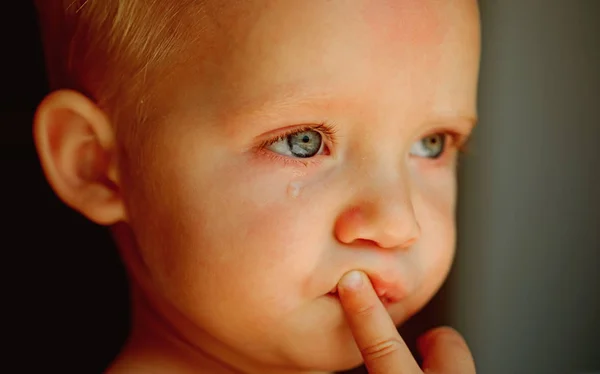C'est un bébé qui pleure. Le petit bébé pleure. Bébé avec larme qui roule sur sa joue. Petit garçon au visage triste. Tristesse — Photo