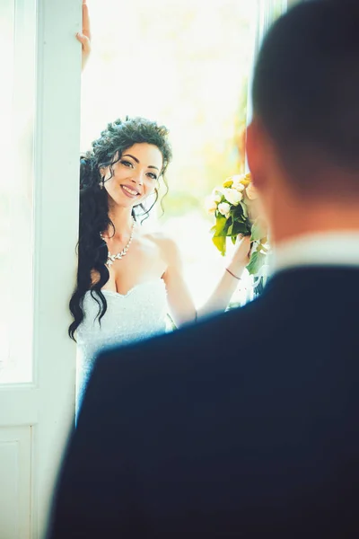 Mulher sorri para o homem no dia do casamento. Noiva feliz e noivo. Mulher sensual com maquiagem nupcial e penteado. Menina da moda com aparência glamour e beleza. Conceito de casamento. amor e romance — Fotografia de Stock