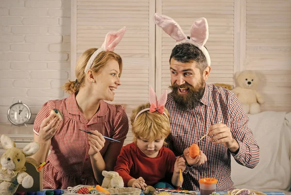 Anne ve baba oğluyla Paskalya yumurta hazırlanıyor — Stok fotoğraf