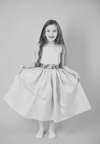 Menina pequena modelo criança em vestido bonito . — Fotografia de Stock
