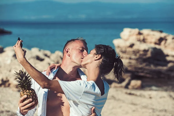 夏休みと旅行休暇。恋のカップルはビーチでリラックスします。セクシーな女性と男性は海で自分撮りを作ります。一緒に夏の日を楽しんでキスカップルの愛の関係。家族とバレンタインデー. — ストック写真