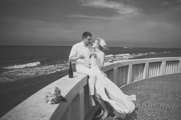 Pareja de boda en terraza — Foto de Stock