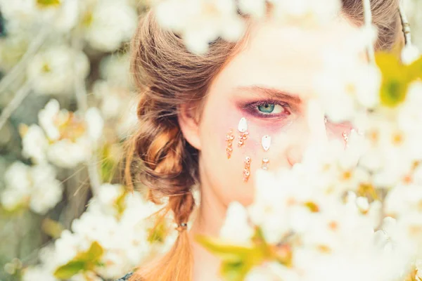 Sommermädchen am Blütenbaum. Frühlingsurlaub. Wettervorhersage. Gesicht und Hautpflege, Frauengesundheit. Allergie gegen Blumen. natürliche Schönheit und Wellness. Frau mit Frühjahrsmode Make-up. du bist so schön — Stockfoto