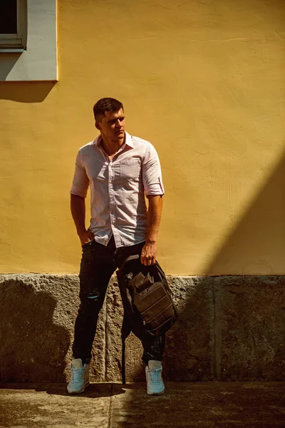 Young man with backpack enjoying walk city — Stock Photo, Image