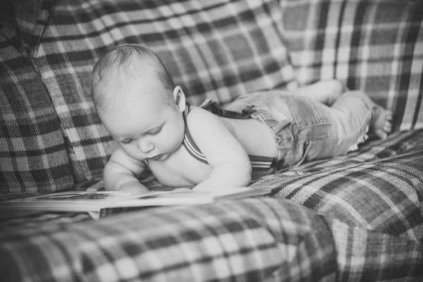 Babyjongen boek lezen op de Bank — Stockfoto