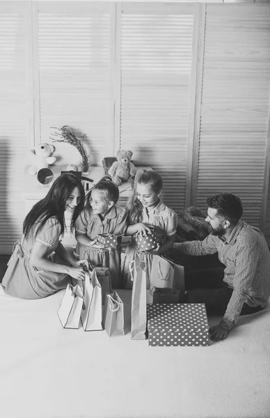 Hombre, mujer y niños adorables con regalos en casa —  Fotos de Stock