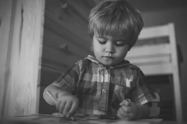 Enfant ou blonde heureux garçon peinture avec stylo feutre . — Photo