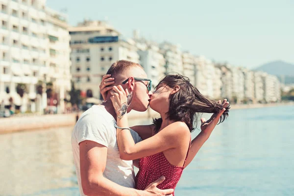 Famiglia di due persone che si baciano sulla spiaggia . — Foto Stock