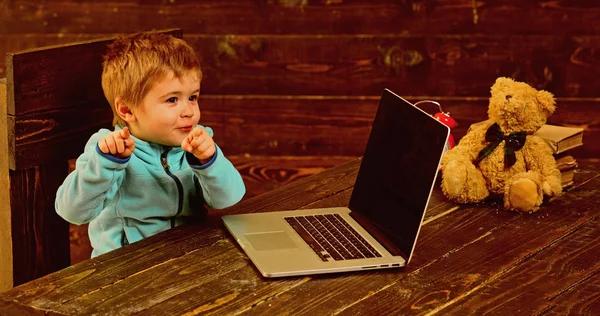 Geni barn. Geni barn med laptop. Geni pojke med dator. Geni teknik för framtiden. Peka i rätt riktning — Stockfoto