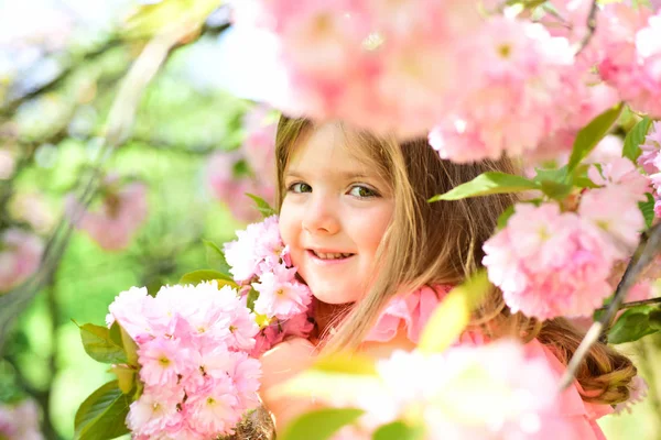 Summer girl fashion. Happy childhood. Little girl in sunny spring. Small child. Natural beauty. Childrens day. Springtime. weather forecast. face and skincare. allergy to flowers. I am free — Stock Photo, Image