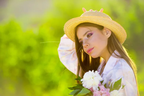 Sommar flicka med långt hår. Kvinna med mode makeup. Naturliga skönhet och spa behandling. Våren kvinna. Springtime och semester. ansikts- och hudvård. Resa i sommar. perfekta dejten — Stockfoto