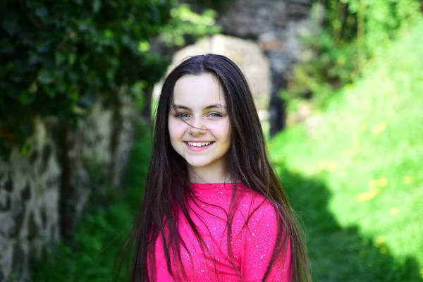 Bastante hetero. Linda chica con peinado largo en el paisaje de primavera. Niña con cabello moreno saludable. Chica bonita con peinado recto natural en el día de primavera. Mejor look de cabello largo — Foto de Stock