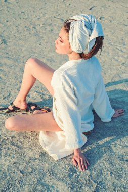 Doğal spa. Spa banyo cilt bakımı süpermodel. Genç kadın elbisesi banyo içinde. Güzel kadın giyim banyo havlusu kafasına. Spa'da cilt bakımı. Güzellik Salonu. Güzellik rutin ve hijyen bakımı. Yıkanma alışkanlıkları. Kaplıca kürü