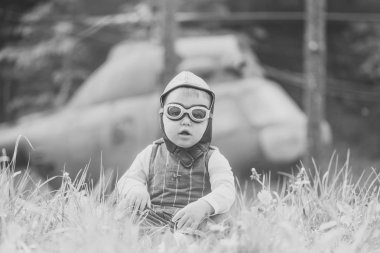 Çocuk ve doğal zemin üzerine bulanık helikopter