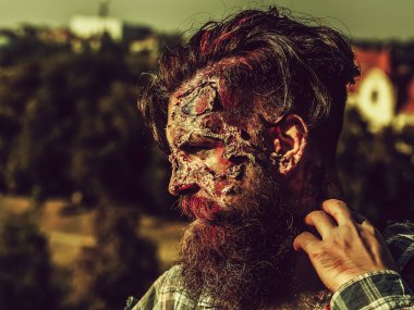 Sakallı zombi adam
