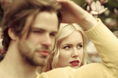 Çift çiçek çiçek aşık, Bahar.