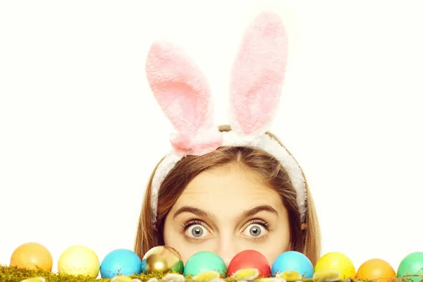 Menina feliz Páscoa em orelhas de coelho com ovos pintados coloridos — Fotografia de Stock